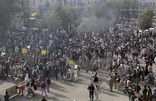 مقتل شرطي وإصابة  مدنيًا في اشتباكات بين قوات الأمن ومحتجين في باكستان