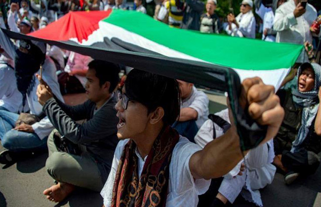 حرِّروا القدس والفلسطينيين  آلاف إندونيسي أمام السفارة الأمريكية لرفض قرار ترامب