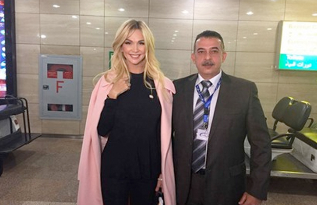 ملكة جمال روسيا السابقة تصل القاهرة للتسويق لمونديال  