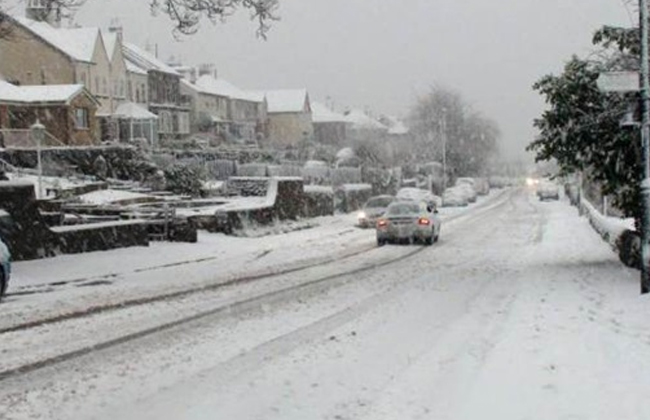 إغلاق المدارس وشلل بحركة المواصلات نتيجة الطقس السيئ في بريطانيا