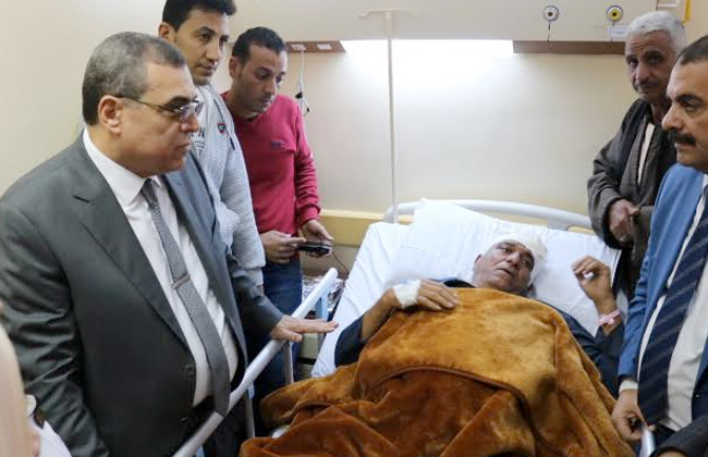محافظ الفيوم يطمئن على نائب رئيس المدينة بعد إصابته في حملة إزالة|صورة 