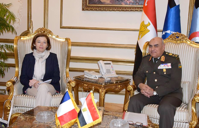 وزيرا الدفاع المصري والفرنسي يتفقدان إحدى القواعد الجوية المصرية التي تضم أحدث مقاتلات الرافال
