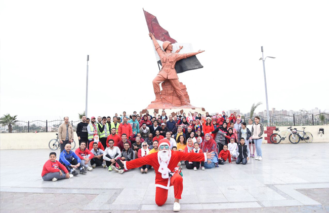 فريق SUEZ Runners يرتدي ملابس بابا نويل احتفالا بالعام الجديد | صور