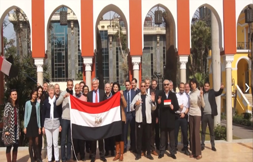   فرنسا تُشجع الفراعنة وسفيرها بالقاهرة يرفع علم مصر مع حشد من أعضاء السفارة 