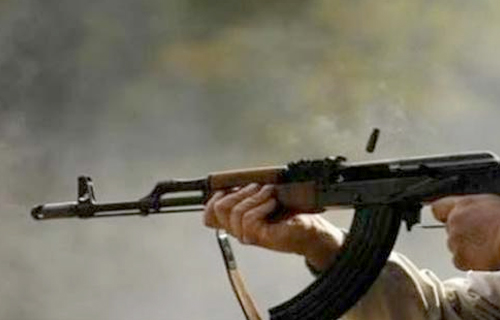 مصرع طفل وإصابة أمه بطلقات نارية إثر معركة بالأسلحة بين عائلتين في أبو تشت