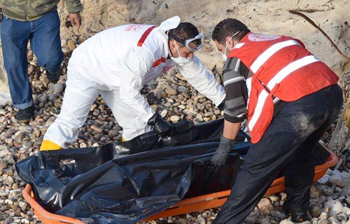 بعد أن سرق المهربون محرك السفينة العثور على جثث  مهاجرًا على شواطئ طرابلس 
