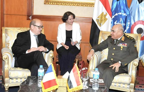 وزير الدفاع يلتقي نظيره الفرنسي ويؤكد تقدير بلادة لمصر ودورها في مواجهة التطرف والإرهاب