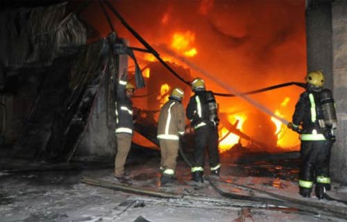 حريق هائل يدمر مصنعين و ورشة أثاث بدمياط