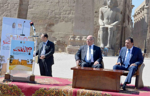 بالصور ننشر تفاصيل المؤتمر الصحفي الذي عقده وزير الثقافة داخل معبد الأقصر