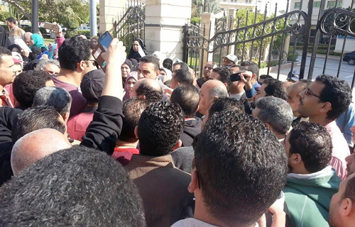 بالصور تجمهر العشرات أمام محافظة كفرالشيخ للمطالبة بالحصول على شقق الإسكان الاجتماعي 