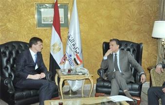 وزير النقل يلتقي السفير البريطاني بالقاهرة لبحث التعاون في مجالات المترو والسكك الحديدية والموانئ البحرية