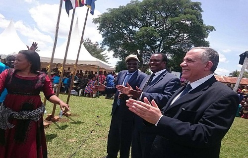وزير الري يفتتح بئرًا جوفية بأوغندا وسيدات كايونجا يقدمن عرضًا مسرحيًا عن معاناة الحصول على الماء