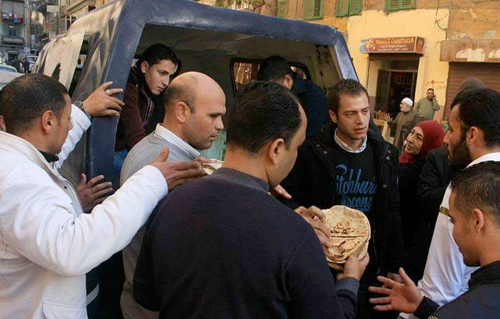 بالصور الشرطة توزع الخبز على الأهالي الغاضبين بالإسكندرية