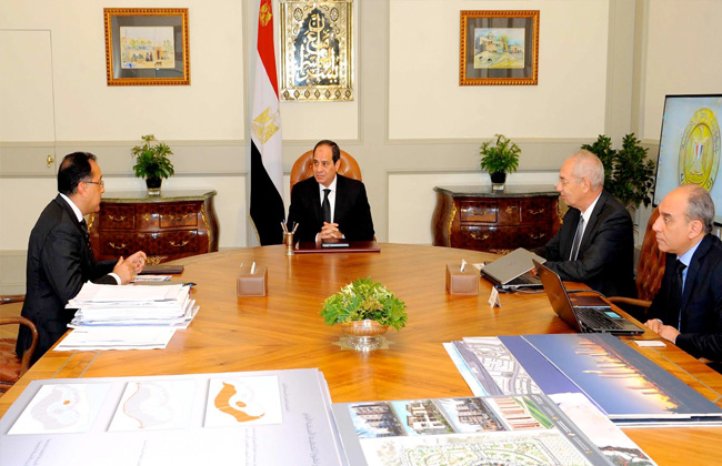 السيسي يعقد اجتماعًا مع وزير الإسكان لاستعراض تطورات الأعمال الجارية بالعاصمة الإدارية الجديدة