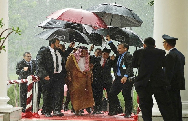 دعابة سياسية رئيس إندونيسيا للملك سلمان حملتُ لك المظلة وذهبتْ استثماراتك إلى الصين