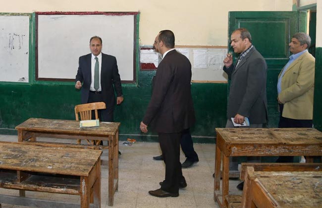 محافظ الإسكندرية يفاجئ مسئولي مدرسة العطارين الإعدادية بنين بزيارة تفقدية  |صور - بوابة الأهرام