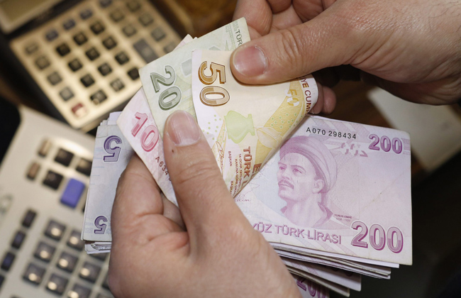 الليرة التركية تهبط لمستوى قياسي وسط مخاوف بشأن سعر الفائدة