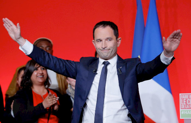 مرشح اليسار الخاسر في انتخابات الرئاسة الفرنسية يدعو أنصاره للتصويت لإيمانويل ماكرون