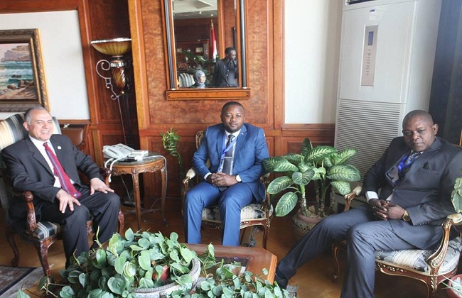 وزير الري يستقبل نظيره الكونغولي للتباحث حول تنفيذ أنشطة التعاون المشترك 