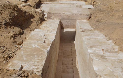 بالصور الآثار اكتشاف بقايا هرم يعود للأسرة الثالثة عشرة بجبانة دهشور