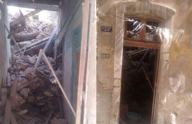 سقوط أجزاء من عقار قديم مأهول بالسكان بمنطقة المنشية في الإسكندرية