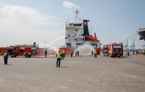  بالصور مناورة حريق بحرية كبرى بميناء دمياط