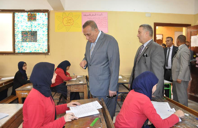 محافظ الجيزة يتفقد عددًا من لجان امتحانات الشهادة الإعدادية بالعجوزة | صور  - بوابة الأهرام