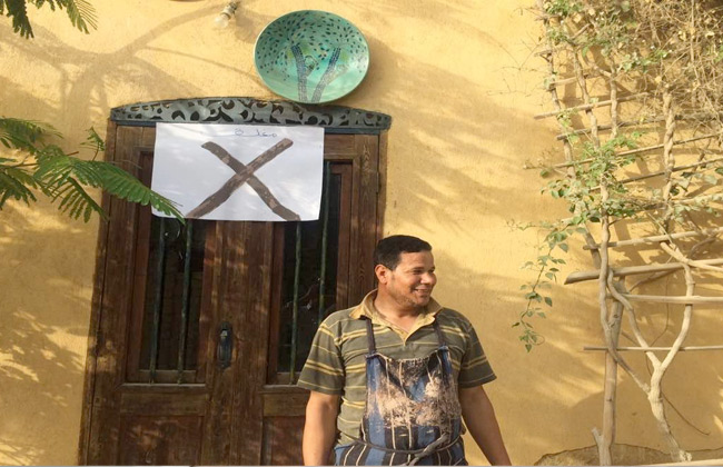 أصحاب ورش الخزف يحتجون على سحب قطعتي أرض من أهالي بقرية تونس في الفيوم لإقامة نقطة شرطة