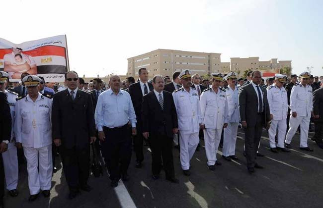 بالصور وزير الداخلية يتقدم مشيعي جنازة شهيدي الشرطة في حادث المقطم