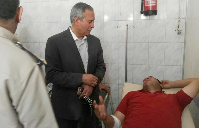 مدير أمن سوهاج يزور مصابي الشرطة في حادث الطريق الصحراوي