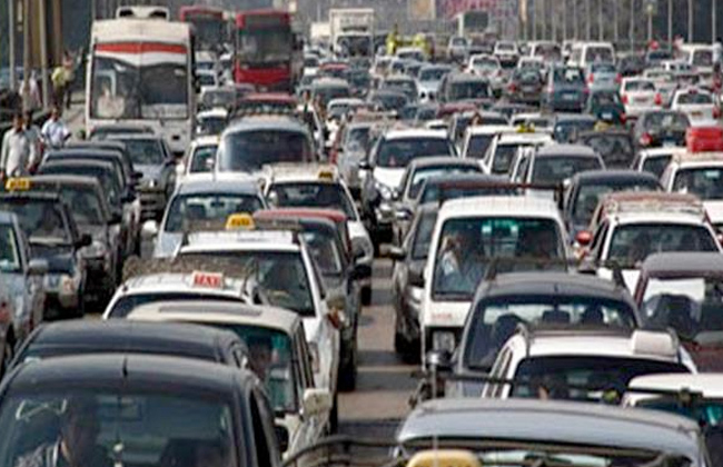 كثافات مرتفعة بمحاور وميادين القاهرة  وتدعيم الخدمات لتسيير حركة المرور