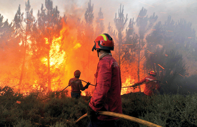 الصين تستخدم ١٢ طائرة والآلاف من رجال الإطفاء للسيطرة على حريق بإحدى الغابات