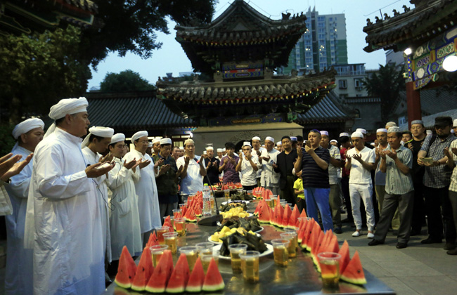 رمضان في الصين يعرف باسم باتشاي والبطيخ يزاحم الفاكهة الاستوائية على موائد الإفطار