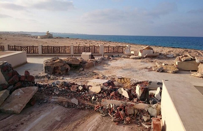 إزالة  تعديًا على شواطئ البحرين الأحمر والمتوسط والمتعدون بمطروح يزيلون مخالفاتهم على نفقتهم | صور