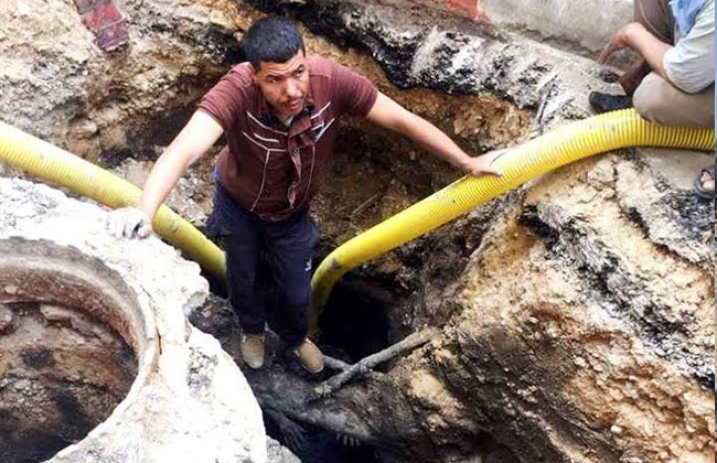 محافظ سوهاج الانتهاء من إصلاح ماسورة مياه الصرف بشارع التحرير