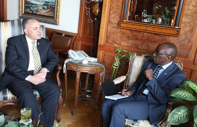 وزير الري يبحث مع سفير رواندا مسودة مذكرة تفاهم في مجال الموارد المائية 