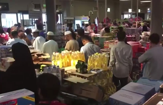 قطريون فوضى تضرب أسواق السلع الغذائية والناس اقتحموا متاجر البقالة| فيديو