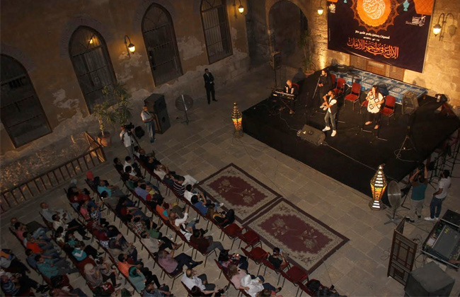 فرقة المصريين تستعيد ذاكرتها الغنائية في مواجهة الإرهاب بقصر الأمير طاز | صور