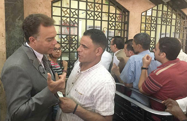 وزير النقل في جولة مفاجئة لمحطة مصر للاطمئنان على توافر تذاكر قطارات العيد | صور