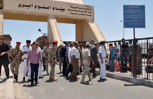 القبض على  عاملا مصريا عائدا من ليبيا بعد فحص أوراقهم بمنفذ السلوم