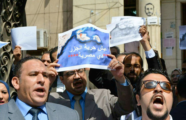 المحامون ينظمون وقفة احتجاجية لـتيران وصنافير ويهتفون عيش حرية الجزر مصرية | صور