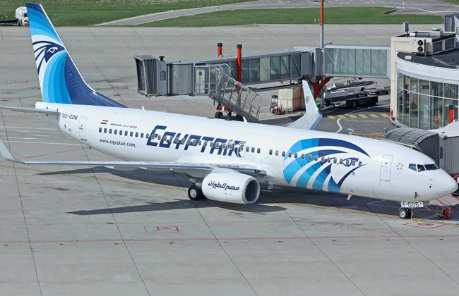 وصول طائرة مصر للطيران الجديدة من طراز بوينج 737 800 إلى مطار