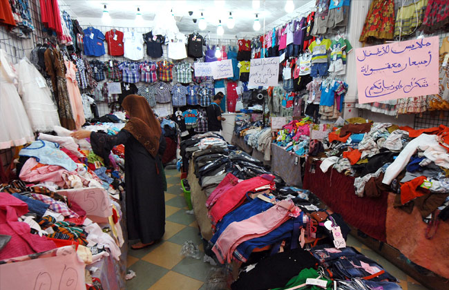نتيجة ارتفاع الأسعار الملابس المستعملة بوكالة البلح تنتصر على الجاهزة والأغنياء والفنانون من روادها