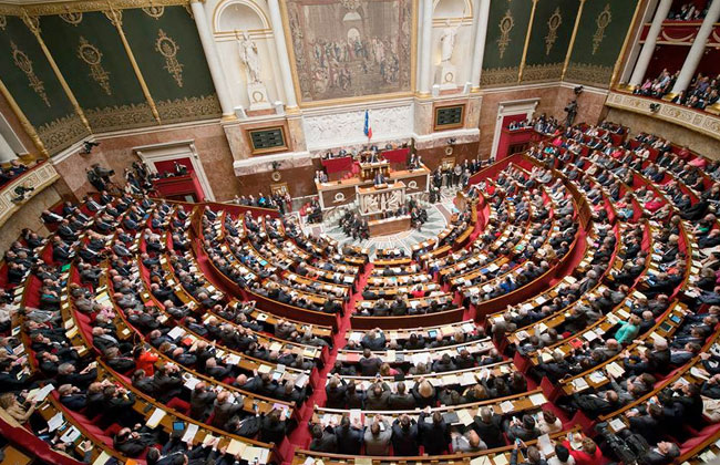 البرلمان الفرنسي يقر رسميًا قانون مكافحة الإرهاب 