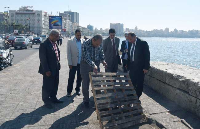 محافظ الإسكندرية يأمر بإعادة تركيب الأجزاء المنزوعة من سور كورنيش الرمل التاريخي|صور