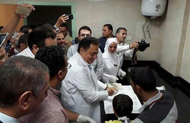 وزير الصحة يجري بنفسه عملية تجبيس طفل أصيب بكسر في ساعده الأيسر |صور