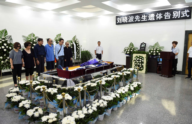 من حدائق الميدان السماوي إلى مقابر شينينج إحراق جثمان المعارض الصيني ليو تشياوبو 