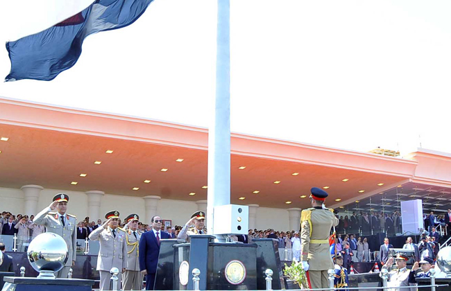 السيسي يرفع علم القوات المسلحة على قاعدة محمد نجيب العسكرية | فيديو