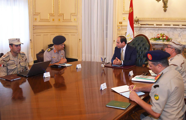 السيسي يجتمع مع قائد المنطقة الشمالية العسكرية ويوجه بالاهتمام بتنفيذ مشروعات تنموية في المناطق الخطرة
