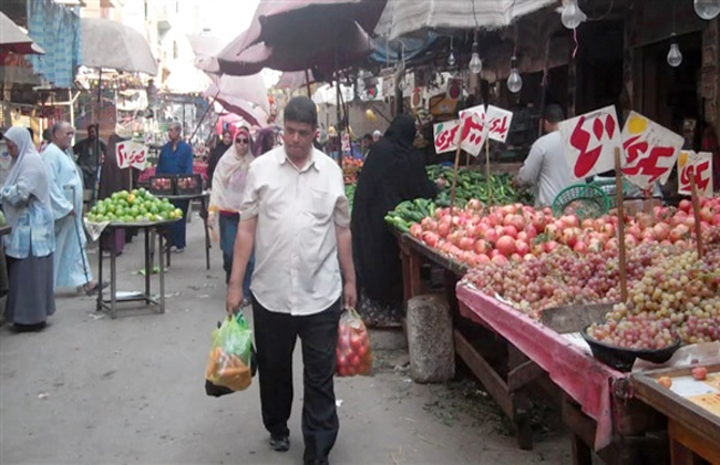 في سوق العبور  جنيهًا للبلطي و لقشر بياض والمكرونة بـ  جنيهًا